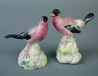Par de bullfinches de Bow, 1755 (cerâmica)